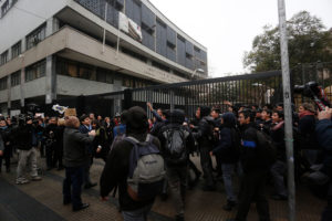 Encapuchados lanzan molotov desde el interior del Instituto Nacional en jornada de regreso a clases