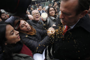 FOTOS | Apoderados escupieron y lanzaron café a diputados que visitaron el Instituto Nacional