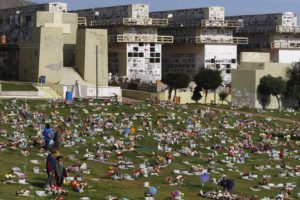 Usuarios del cementerio de Playa Ancha protestaron por estado de las tumbas