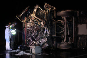 Entregan identidad de los seis pasajeros que murieron tras volcar bus