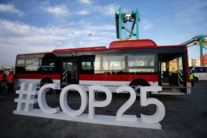 Aterrizan en Chile 100 nuevos buses eléctricos para el sistema Red