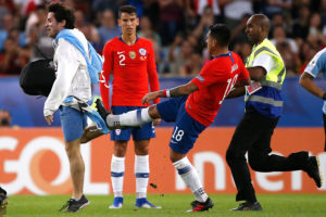 Gonzalo Jara y zancadilla a hincha en el Maracaná: 