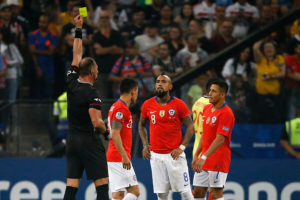 Vidal y Aránguiz están a una amarilla de perderse el último partido de Chile en la Copa América