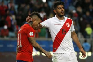 Esposa de Eduardo Vargas lo defendió tras las críticas por el fallido penal ante Perú