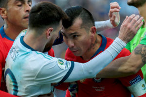 “Por algo le dicen Pitbull…”: la nota de Olé sobre la expulsión de Gary Medel