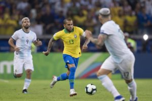 Dani Alves avisa a Chile y Perú: 