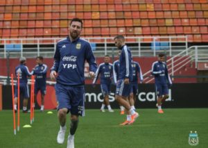Argentina realiza su último entrenamiento para el partido ante la Roja en Sao Paulo