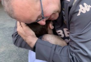 FOTOS | El tierno gesto de Marcelo Bielsa con un niño hincha del Leeds
