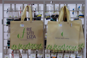 Proyecto busca que retail entregue bolsas reciclables gratis
