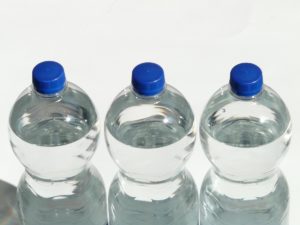 Alta concentración de arsénico: agua embotellada chilena no cumpliría normas para el consumo