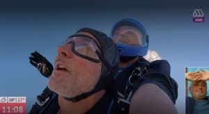 Contraloría investigará salto en paracaídas de Luis Jara y Karol Lucero