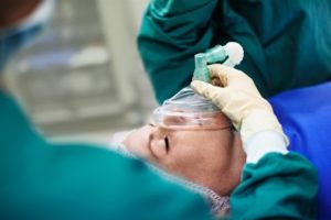 Anestesióloga se tomaba selfies con pacientes desnudos y las mandaba a grupo de WhatsApp