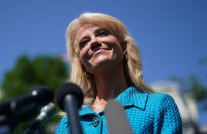 Asesora de Trump incrementa polémica tras preguntarle a un periodista por su origen étnico