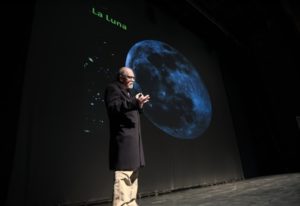 José Maza deslumbró con charla sobre los avances tecnológicos surgidos con la llegada del hombre a la Luna