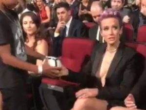 Megan Rapinoe recibe insólitas críticas por 