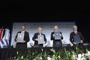 Piñera firma adhesión de Chile a candidatura para el Mundial de 2030