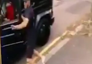 VIDEO | Jugador de Arsenal enfrentó a delincuentes para evitar asalto a Mesut Özil