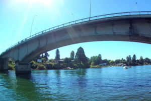 En shock y con hipotermia: joven fue lanzada por su ex pareja al río Calle Calle en Valdivia