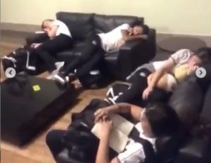 Equipo femenino de Santos de Brasil tuvo que dormir en los sillones del lobby de un hotel