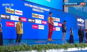 Polémica en el Mundial de Natación: competidor dejó plantado en el podio a campeón chino