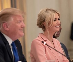 El polémico saludo de Ivanka Trump felicitando a Boris Johnson