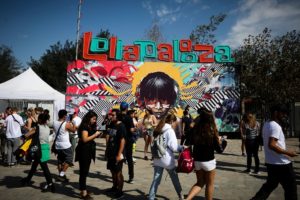 Sernac busca que Lollapalooza devuelva dineros por sistema de pulseras