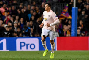 FOTOS | Alexis vuelve a los entrenamientos y comparte con niños de la Fundación Manchester United