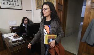 Camila Vallejo emplaza a Piñera a respaldar reducción de jornada laboral y le recuerda antigua promesa de campaña