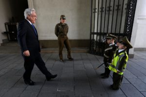 FOTOS | Sebastián Piñera es recibido por niños carabineros en La Moneda