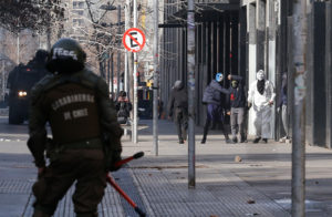 Encapuchados se enfrentaron a Carabineros en el Instituto Nacional