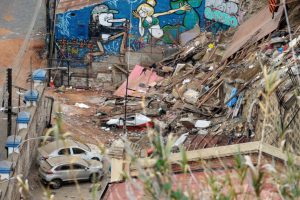 Gobierno compromete recursos para demoler casas en riesgo en Valparaíso