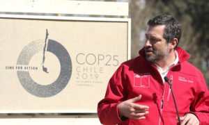 Ministro Síchel mandó al PS a reclamar a la FIFA