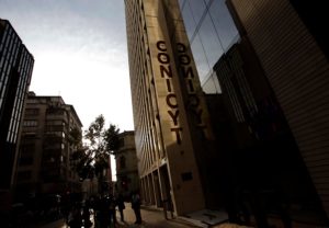 Trabajadores de Conicyt mantienen paro por diferencias con Ministerio de Ciencia