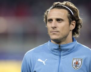 Delantero uruguayo Diego Forlán anuncia su retiro a los 40 años