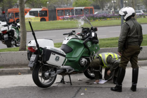 Adulto mayor en riesgo vital tras ser atropellado por motorista de Carabineros