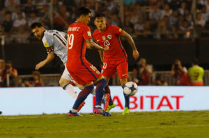 Hernández quiere que Aránguiz sea capitán de la Roja pese al regreso de Bravo
