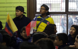 Escolares inmigrantes presentan mejor rendimiento en Matemáticas y Ciencias