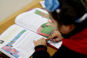 Insólito: niño tiene que estudiar en una camioneta por fuerte música de un centro de eventos