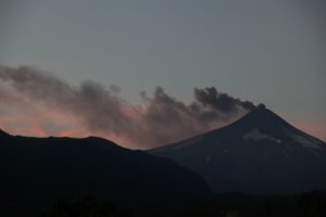 Declaran alerta amarilla en volcán Villarrica por actividad anormal