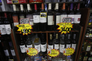 Gobierno busca prohibir venta de alcohol a menores de edad a través de apps de delivery