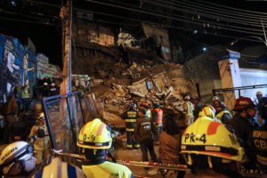 Labores de rescate se prolongaron durante toda la noche en derrumbe de Valparaíso