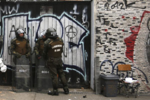 Seis carabineros heridos en nuevos incidentes con encapuchados en el Instituto Nacional