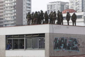 Fuerzas Especiales de Carabineros se instaló en el techo del Instituto Nacional