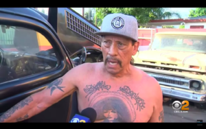 VIDEO | Actor Danny Trejo ayudó a rescatar a niño atrapado en auto volcado