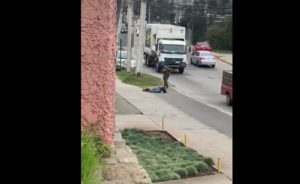 Valparaíso: Carabinero le disparó en una pierna a sujeto que amenazaba a transeúntes con podadora de pasto