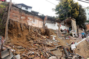 Alcalde Jorge Sharp se querelló contra responsables de derrumbe en Valparaíso