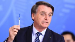 Bolsonaro promete no usar lápices BIC porque 