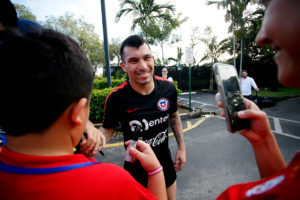 Gary Medel anuncia el nacimiento de su quinto hijo