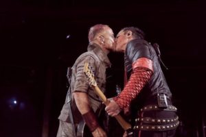 VIDEO | Integrantes de Rammstein se besan en concierto en Rusia para criticar leyes anti LGBTI+
