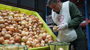 Red solidaria rescata alimentos y bienes de primera necesidad en Chile